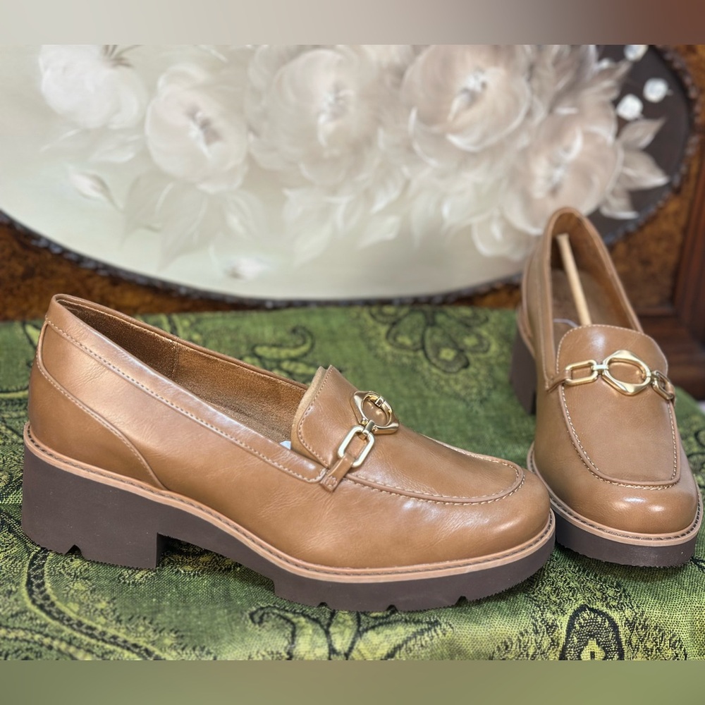 Naturalizer Women’s Tan Loafers w/Gold Accent (8.5) ‼️NIB‼️